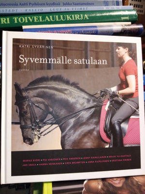 SYVÄRINEN : SYVEMMÄLLE SATULAAN ( SIS POSTIKULU )