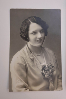 Naisen muotokuva postikortti vintage