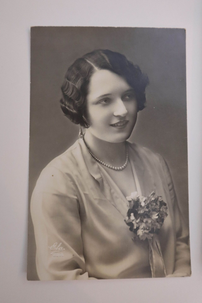 Naisen muotokuva postikortti vintage
