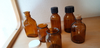 Vanhoja apteekkipulloja, antiikki pulloja ja purkkeja