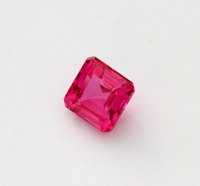 Hieno Iso Pinkki Safiiri 8.64ct  (SYNTH)