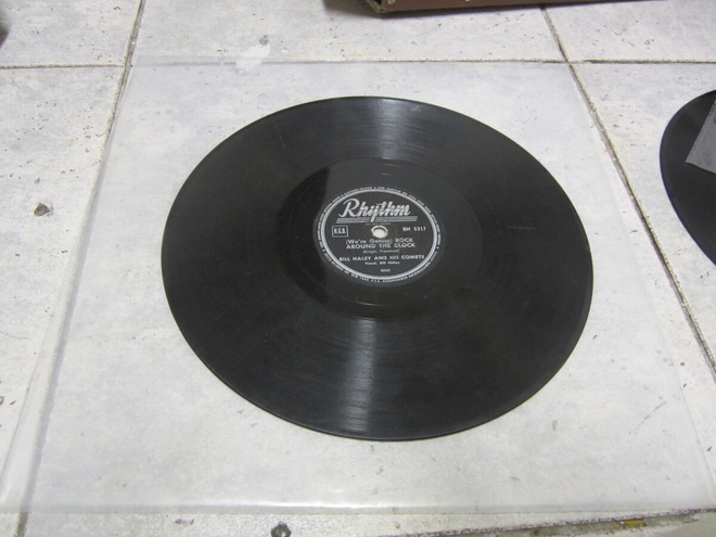 Bill Haley And His Comets – (We're Gonna) Rock Around The Cl