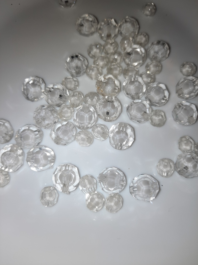 Läpinäkyvä valkoinen särmähelmi 60kpl (8ja10mm)