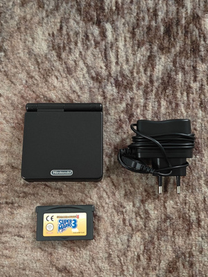 Game Boy Advance SP + Laturi + Peli