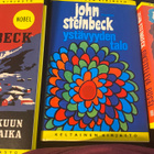 John Steinbeck x 3: Oikutteleva bussi, Ystävyyden talo… - pikkukuva 1