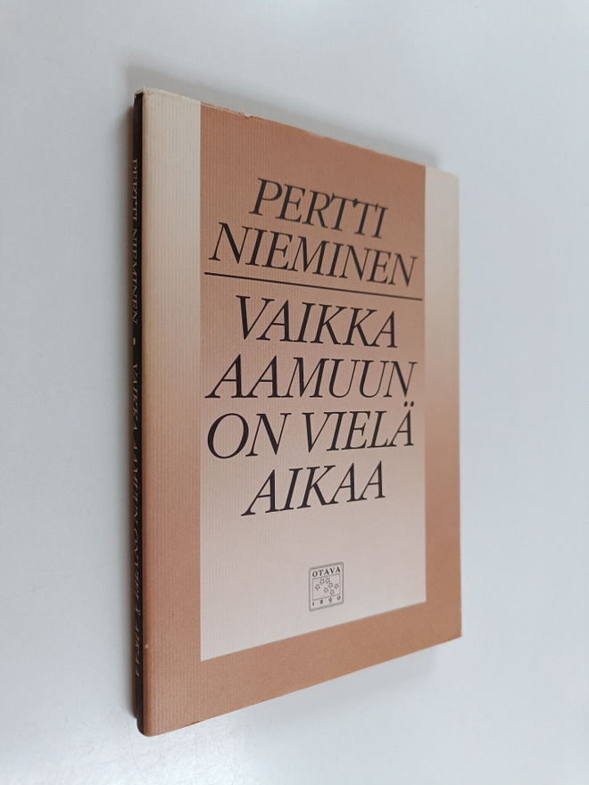 Pertti Nieminen : Vaikka aamuun on vielä aikaa : Runoja