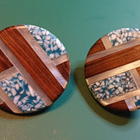 2 puista nappia, pinssi yms. - 2 wooden buttons, pins, etc - pikkukuva 1
