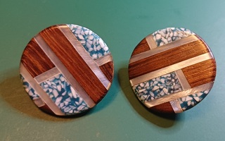 2 puista nappia, pinssi yms. - 2 wooden buttons, pins, etc