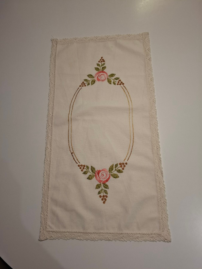 Kaunis vintage käsin kirjottu kaitaliina, pitsireunus