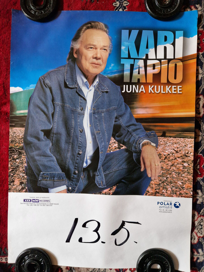 Kari Tapio Juna Kulkee Keikkajuliste 70×50cmcm