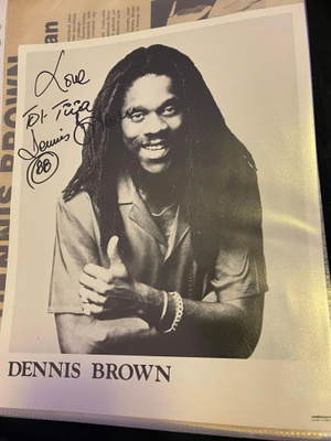 Dennis Brown promokuva nimikirjoituksella