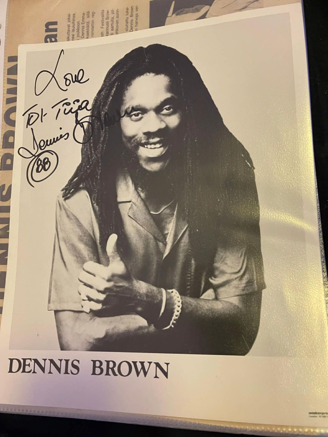 Dennis Brown promokuva nimikirjoituksella