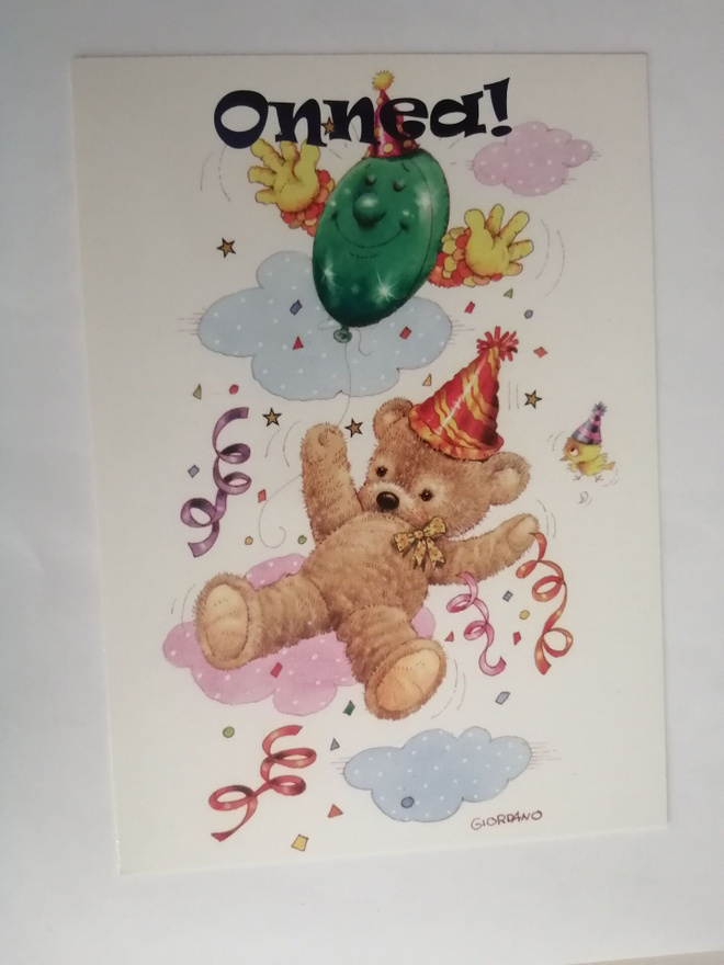 Onnea. Nallella hattu, ilmapalloja.......
