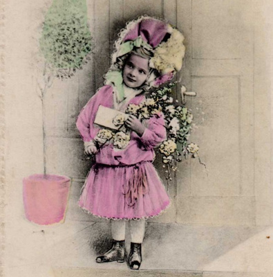 LAPSI / Viktoriaanisen ajan tyttö portaalla. 1900-l.