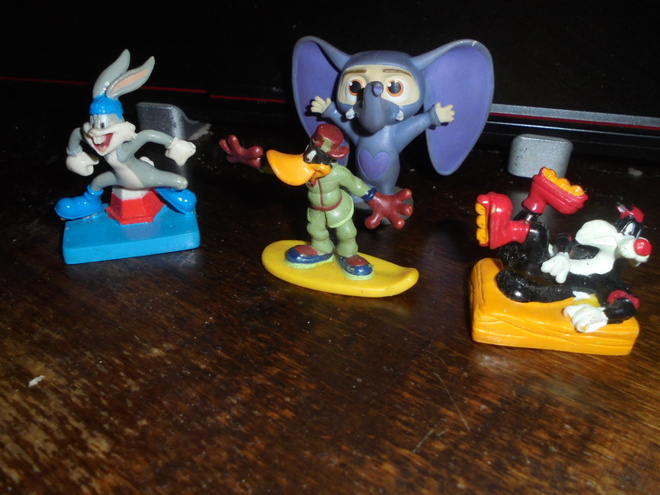 1 kpl Disney  /  3 kpl Looney Toons hahmoja
