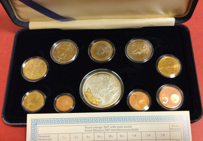 Euro vuosisarja 2007 PROOF. Laatikko haisee tupakalle.