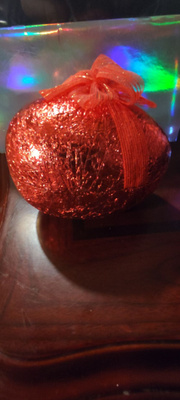 Punainen pahvimuna rusetilla