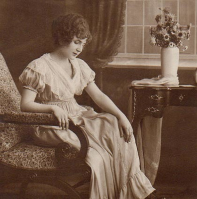 NAINEN / Unelmoiva tyttö haaveilee ikkunan luona. 1910-l.