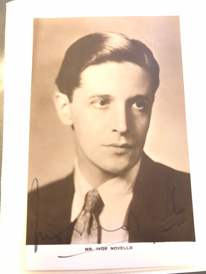 Ivor Novello nimikirjoitus kortissa