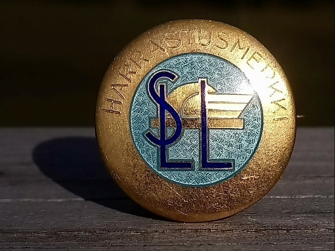 Kullattu Hopeinen Emalinen SLL merkki. Vasara leimalla. Vasa