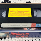 Hiuskarvan varassa - VHS (Suomijulkaisu) - pikkukuva 3