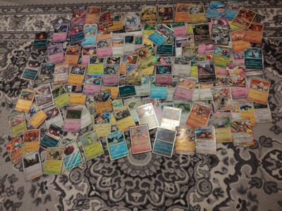 Sekalaisia pokemon kortteja.