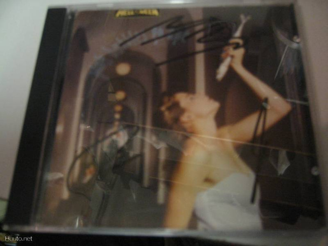 HELLOWEEN-PINK BUBBLES GO APE, KOLMEN JÄSENEN NIMMARIT