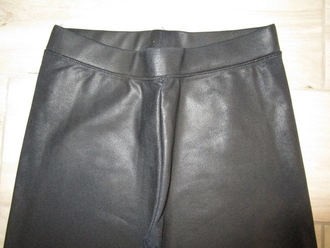 Lindex nahkaleggingsit 134/140cm ja H&M t-paidat