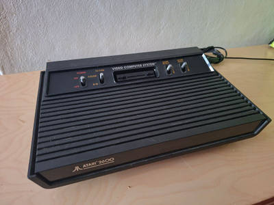 2x Atari 2600 Vader konsolit – testaamattomat