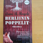 ANNE B. HEDGE . BERLIININ POPPELIT TRILOGIA . NIDOTTU - pikkukuva 1