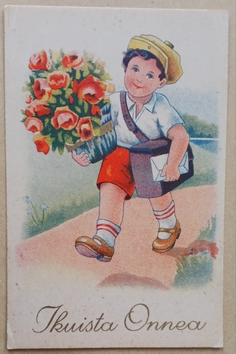 Pieni postinkantaja tuo ruusukimpun ja kortin, ei p.