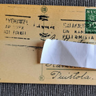 tyttö ruokkii kanoja, pikkukortti kulkenut 1945 - pikkukuva 2