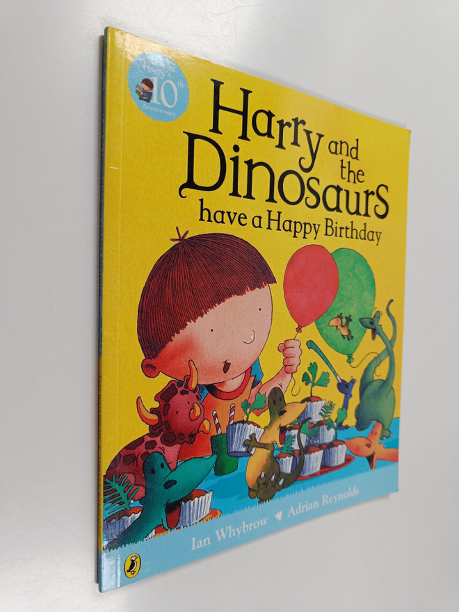 Ian Whybrow : Harry and the dinosaurs have a happy birthday