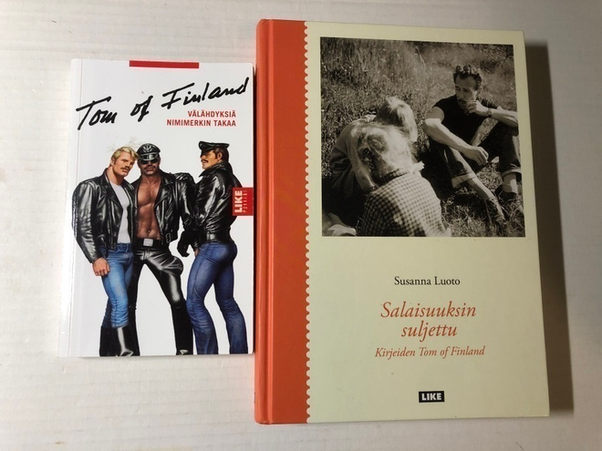 Pari Tom of Finland kirjaa samalla!
