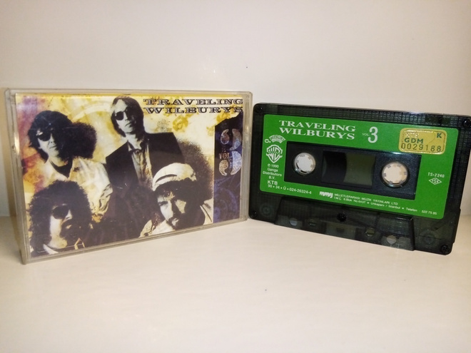 C-KASETTI Traveling Wilburys : 3 ( SIS POSTIKULU)