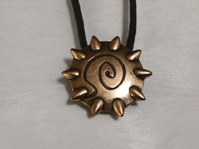 Kalevala koru tyylinen riipus pronssi