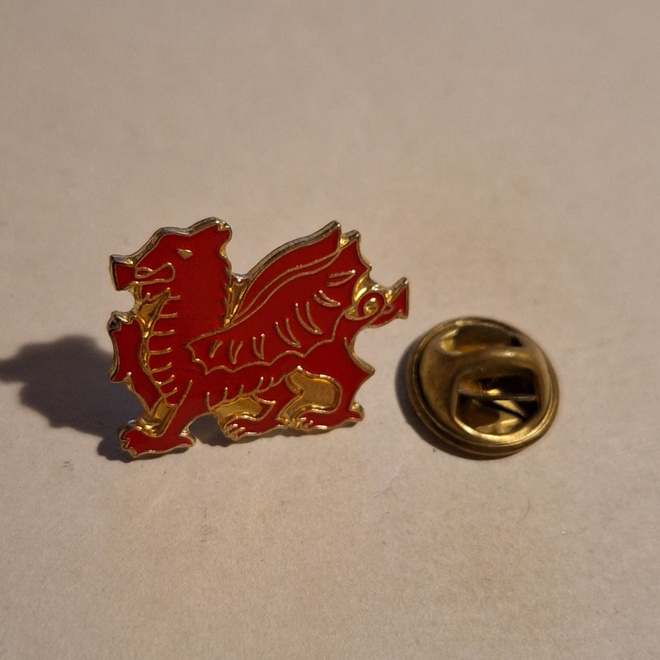 WALESIN LOHIKÄÄRME PINSSI