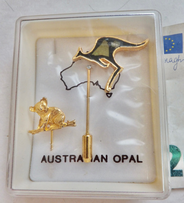 2 VANHAA Korua Rintaneulaa Australian Opal Kenguru Koala