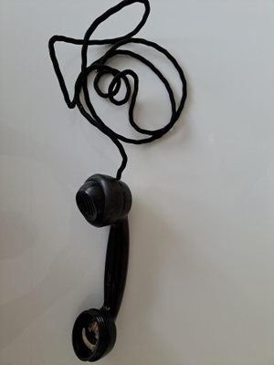 Vanha Ericssonin bakeliitti puhelinluuri.