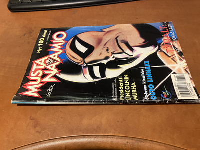 MUSTANAAMIO 4/1999