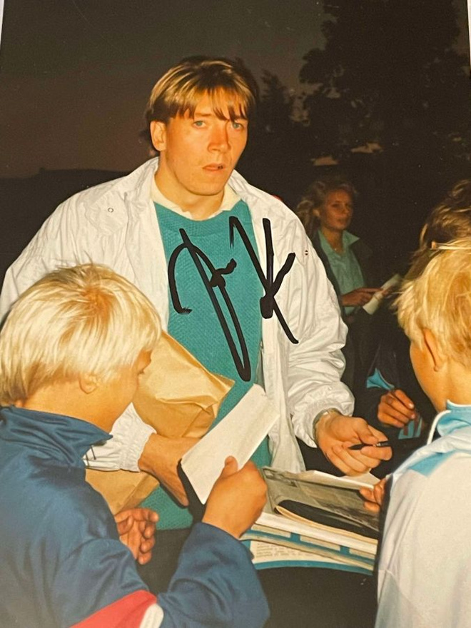 Jari Kurri nimikirjoitus valokuvassa