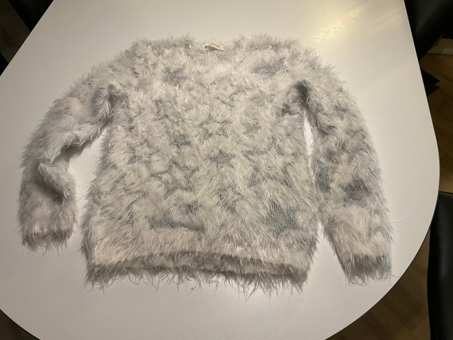 Ihana neule , tähtiä ja karvapintaa , koko 130 cm
