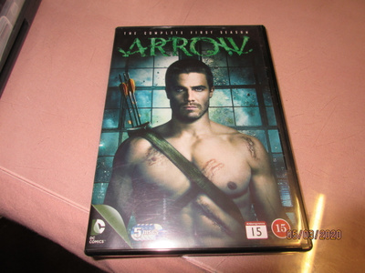 Arrow 1.Kausi (DVD) }