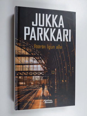 Jukka Parkkari : Väärän lipun alla : romaani sotilaallise...