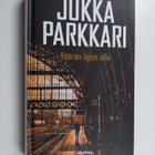 Jukka Parkkari : Väärän lipun alla : romaani sotilaallise... - pikkukuva 1