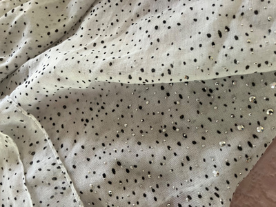 Pola pilkullinen huivi hopeakimalteilla
