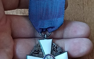 Suomen Valkoisen Ruusun ritarimerkki. Hopeaa.
