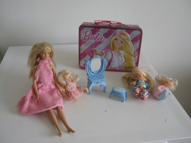 Barbie.Disney nukke+tarvaraa.pikku nukkia ja dvd