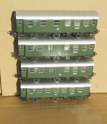 Märklin 4 vanhaa paikallisliikenne matkustajavaunua
