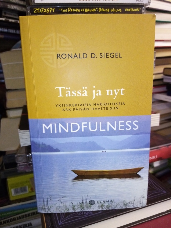 SIEGEL :  MINDFULNESS TÄSSÄ JA NYT ( SIS POSTIKULU)